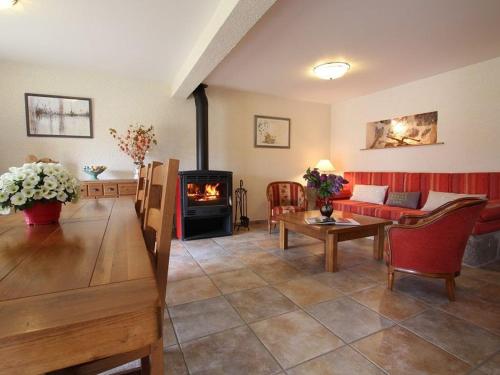 un salon avec un canapé et une cheminée dans l'établissement Maison de charme en Margeride: terrasse, terrain clos, proche Saugues et chemin St-Jacques - FR-1-582-146, à Saugues