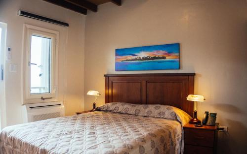 ein Schlafzimmer mit einem Bett und einem Wandgemälde in der Unterkunft Saba Arawak Hotel in Windwardside