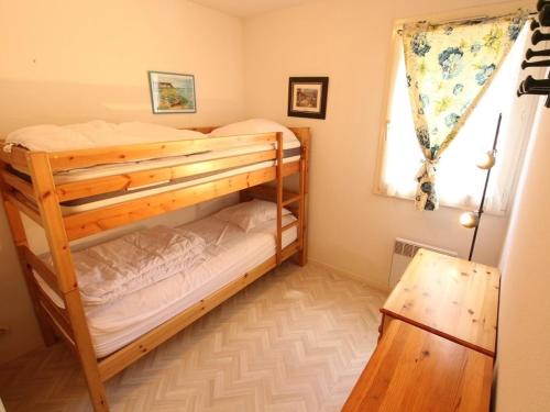 deux lits superposés dans une chambre avec fenêtre dans l'établissement Appartement T3 Sud avec Balcon et Parking à Bagnères-de-Luchon - 4 pers. - FR-1-313-178, à Luchon