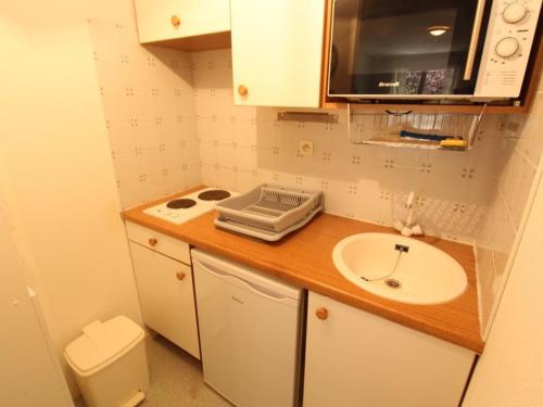 Il comprend une petite cuisine équipée d'un évier et d'un four micro-ondes. dans l'établissement Appartement Bagnères-de-Luchon, 3 pièces, 4 personnes - FR-1-313-178, à Luchon