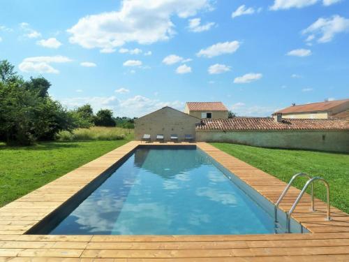 une piscine dans une cour avec une maison dans l'établissement Gîte authentique avec piscine, proche nature et activités, rénové et confortable, jusqu'à 6 pers. - FR-1-426-96, à Fontenay-le-Comte