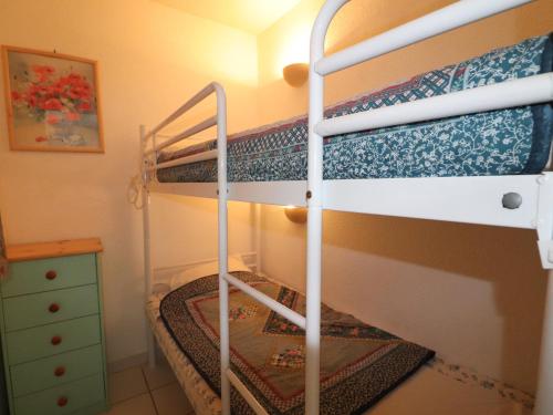 une chambre avec deux lits superposés dans l'établissement Agréable T2 Cabine pour 6 pers., terrasse, piscine et proche plage - FR-1-472A-177, à Sète