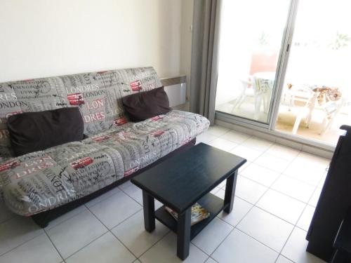 Photo de la galerie de l'établissement Charmant T2 rénové avec terrasse et parking à Sète, à 50m de la plage - FR-1-472-140, à Sète