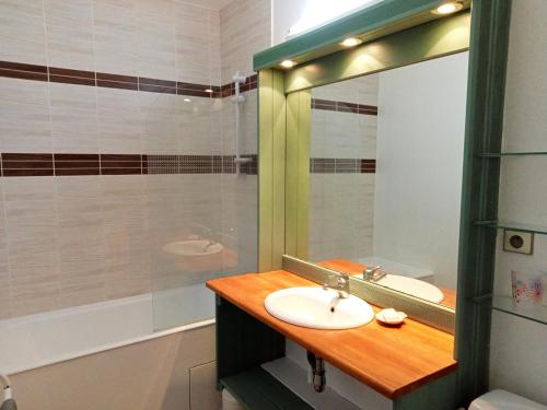 La salle de bains est pourvue d'un lavabo et d'un miroir. dans l'établissement Appartement La Rochelle, 1 pièce, 4 personnes - FR-1-551-50, à La Rochelle