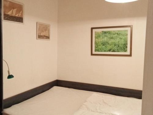 een bed in een kamer met een foto aan de muur bij Appartement La Rochelle, 1 pièce, 4 personnes - FR-1-551-50 in La Rochelle