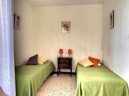 deux lits côte à côte dans une pièce dans l'établissement Appartement cosy proche des Thermes avec balcon, WiFi et parking - FR-1-503-117, à Balaruc-les-Bains