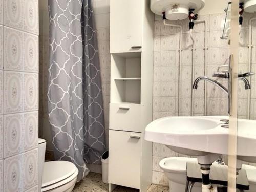 une salle de bain avec un lavabo, des toilettes et une douche dans l'établissement Appartement cosy proche des Thermes avec balcon, WiFi et parking - FR-1-503-117, à Balaruc-les-Bains