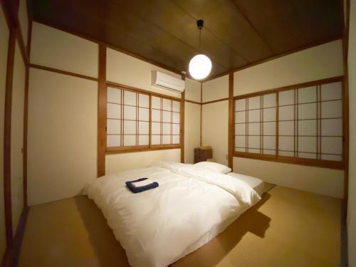 稲取にある湊庵 赤橙 -so-an sekitou-のベッドルーム(白いベッド、ブルービザー付)