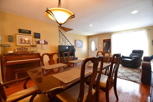 Un lugar para sentarse en Tuscany 2900 - Classic Italian Style 3BR w Parking near Airport