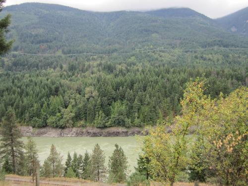 a view of a green lake in the mountains at The Mighty Fraser Motel in Boston Bar