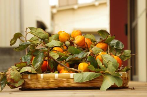 una cesta llena de naranjas sentadas en una mesa en 湊庵 赤橙 -so-an sekitou-, en Inatori
