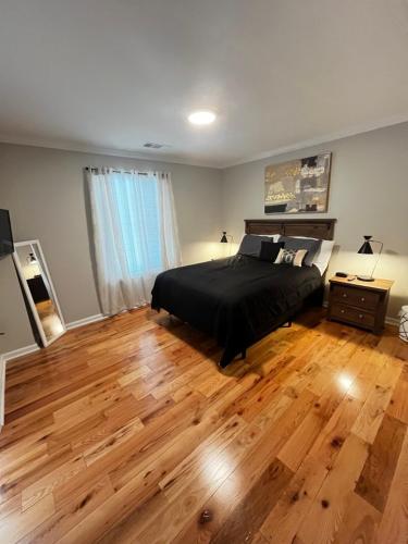 une chambre avec un lit et un parquet dans l'établissement Atlanta Unit 2 Room 1 - Quiet Private Bedroom Private Bathroom, à Atlanta