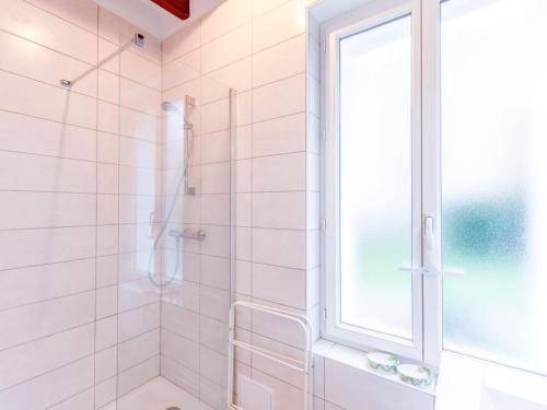 La salle de bains blanche est pourvue d'une douche et d'une fenêtre. dans l'établissement Gîte Dampierre-en-Burly, 3 pièces, 5 personnes - FR-1-590-223, à Dampierre-en-Burly