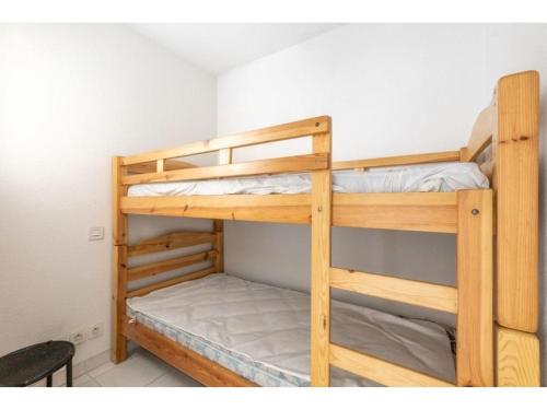 - deux lits superposés dans une chambre dans l'établissement Appartement Studio Cabine à Fréjus, Piscine, Plage à 500m, Clim, Parking, Terrasse, 4 Couchages - FR-1-226A-110, à Fréjus