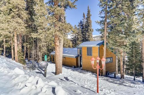 Beautiful Home Nestled in the Treetops with a Private Hot Tub - Hidden Haven