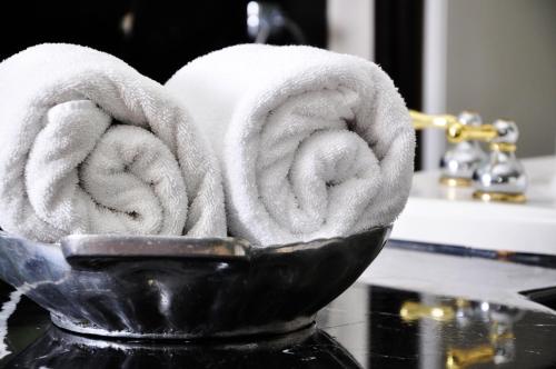 a bowl filled with white towels in a bathroom at Holiday Inn Hotel & Suites Centro Historico by IHG in Guadalajara