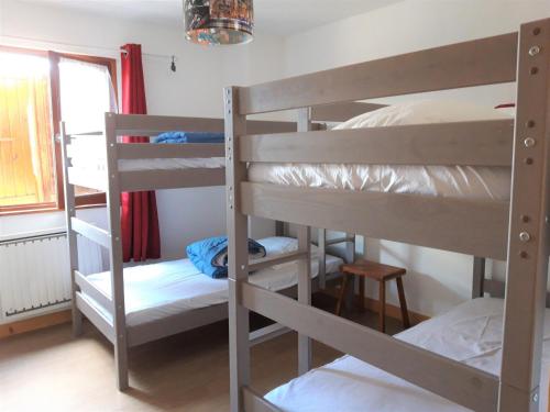 une chambre avec deux lits superposés et une fenêtre dans l'établissement Appartement spacieux 3*, 1er étage d’un chalet, centre village, proche commerces et pistes, 200m des pistes - FR-1-618-3, à Albiez-Montrond