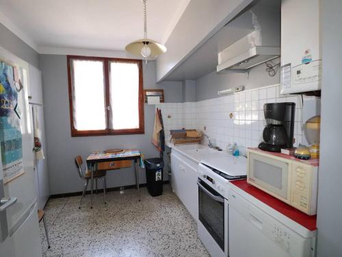 Photo de la galerie de l'établissement Appartement 3 pièces en RDC, 100m de la plage, terrasse, parking privé, 6 couchages, tout confort - FR-1-307-160, au Grau-du-Roi