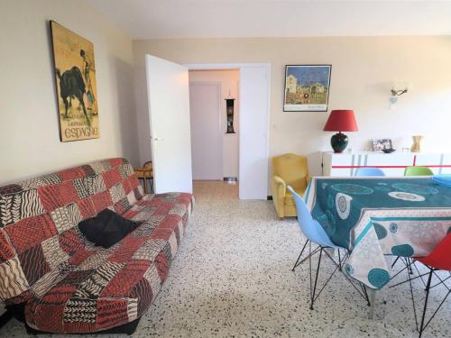 Photo de la galerie de l'établissement Appartement 3 pièces en RDC, 100m de la plage, terrasse, parking privé, 6 couchages, tout confort - FR-1-307-160, au Grau-du-Roi