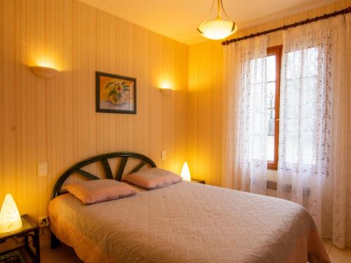 a bedroom with a bed and a window at Maison confortable près de Périgueux avec cheminée, jardin et animaux admis - FR-1-616-10 in Bassillac