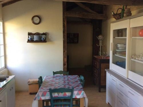 Photo de la galerie de l'établissement Maison rustique avec jardin, proche de la Dordogne et Vézère, animaux acceptés - FR-1-616-11, à Paunat