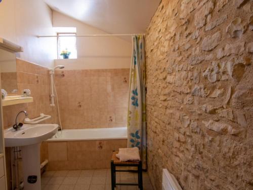 Koupelna v ubytování Cozy maison de campagne avec jardin privé, proche Périgueux, pêche et randonnées - FR-1-616-91