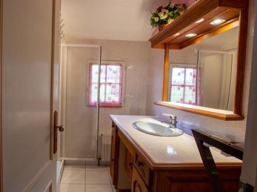 une salle de bain avec un lavabo et un miroir dans l'établissement Maison de charme avec piscine chauffée dans le Périgord Noir, proche sites touristiques célèbres - FR-1-616-109, au Bugue