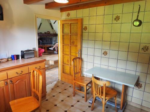 eine Küche mit einem Tisch und Stühlen im Zimmer in der Unterkunft Chalet Valfréjus, 5 pièces, 6 personnes - FR-1-468-39 in Valfréjus