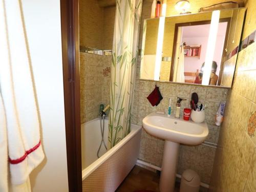 une salle de bain avec un lavabo, une douche et un miroir dans l'établissement 2 pièces Cabine, Terrasse Sud, proche mer & commerces, Le Grau-du-Roi - FR-1-307-163, au Grau-du-Roi