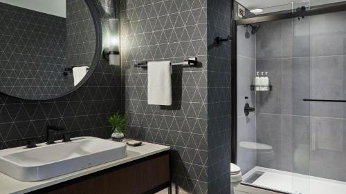 Kimpton Marlowe by IHGにあるバスルーム