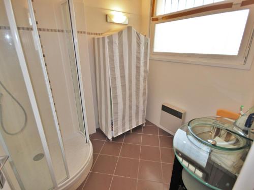 une salle de bain avec une douche, des toilettes et un lavabo dans l'établissement Studio Centre-Ville Royan : Plages et Commerces à Pied, Balcon, Parking Gratuit - FR-1-550-7, à Royan
