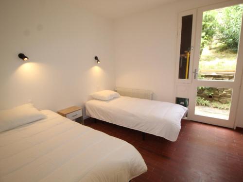 deux lits dans une chambre avec une fenêtre dans l'établissement Grand appart. avec terrasse à 300m de la plage à Collioure - FR-1-309-261, à Collioure