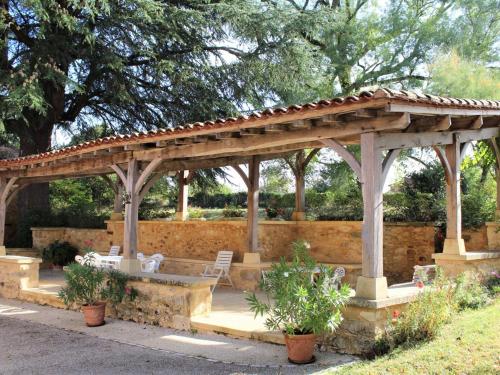 Photo de la galerie de l'établissement Charmante maison à la ferme avec jardin, terrasse, BBQ, proche sites touristiques, animaux bienvenus - FR-1-616-125, à Saint-Pardoux-et-Vielvic