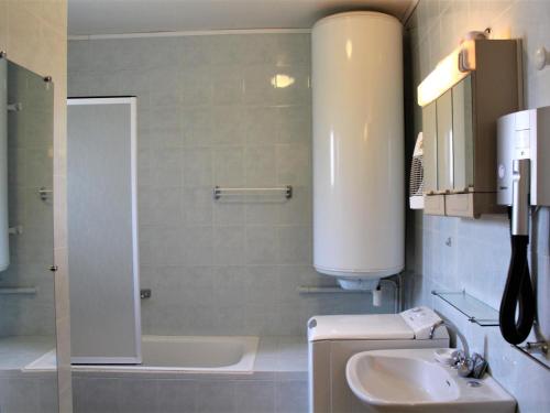 Un baño con lavabo, inodoro y bañera. en Charmante maison à la ferme avec jardin, terrasse, BBQ, proche sites touristiques, animaux bienvenus - FR-1-616-125, en Saint-Pardoux-et-Vielvic