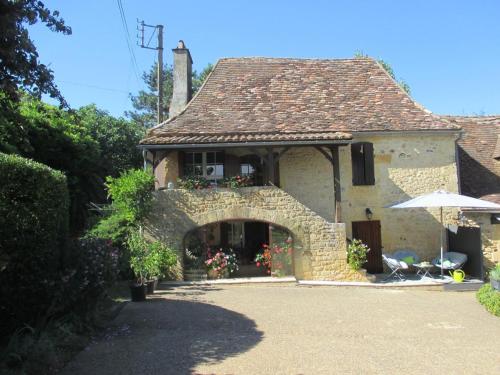 Maison périgourdine avec terrasses, jacuzzi et équipements pour enfants en pleine nature - FR-1-616-120