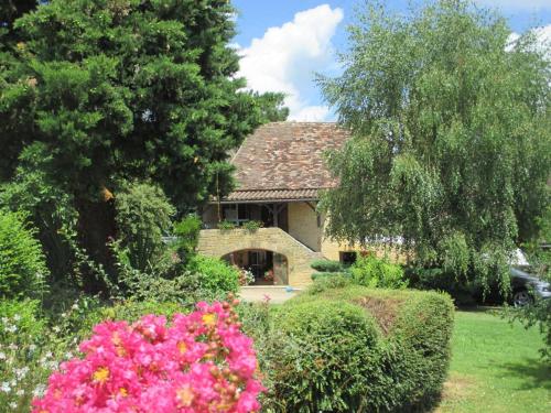 Photo de la galerie de l'établissement Maison périgourdine avec terrasses, jacuzzi et équipements pour enfants en pleine nature - FR-1-616-120, à Saint-Avit-Sénieur