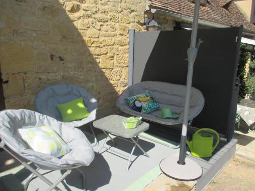 Photo de la galerie de l'établissement Maison périgourdine avec terrasses, jacuzzi et équipements pour enfants en pleine nature - FR-1-616-120, à Saint-Avit-Sénieur