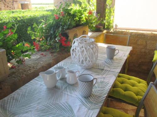 Photo de la galerie de l'établissement Maison périgourdine avec terrasses, jacuzzi et équipements pour enfants en pleine nature - FR-1-616-120, à Saint-Avit-Sénieur