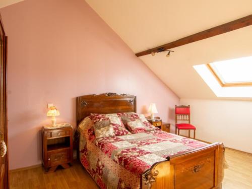 una camera da letto con un letto e due comodini di Maison Périgourdine avec Jardin, Vélos, Terrasse et Proche Nature - FR-1-616-133 a Thiviers