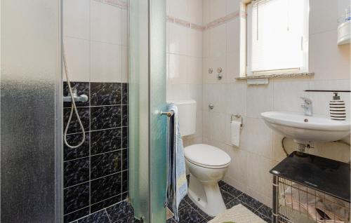 Et badeværelse på Nice Apartment In Nin With Wifi
