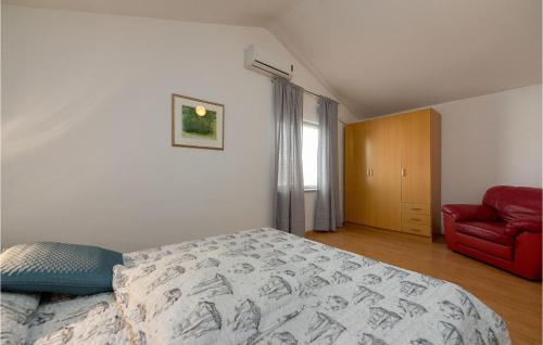 En eller flere senge i et værelse på Nice Apartment In Nin With Wifi