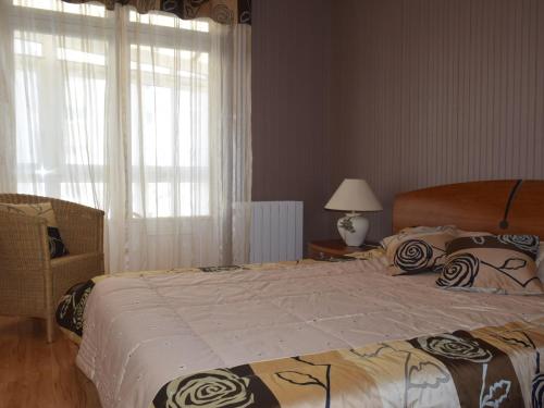 une chambre avec un grand lit et une fenêtre dans l'établissement Maison 2 étoiles proche plage & marché, avec jardin et terrasse, idéale pour familles. - FR-1-197-499, à Les Sables-dʼOlonne