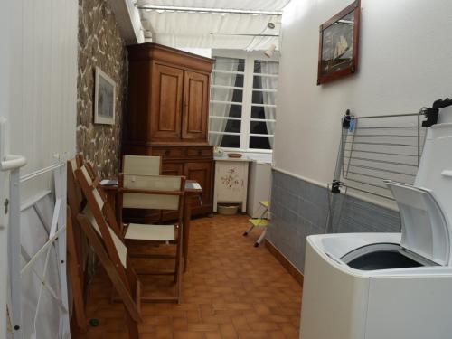 une salle de bain avec un lavabo et des toilettes dans une chambre dans l'établissement Maison 2 étoiles proche plage & marché, avec jardin et terrasse, idéale pour familles. - FR-1-197-499, à Les Sables-dʼOlonne