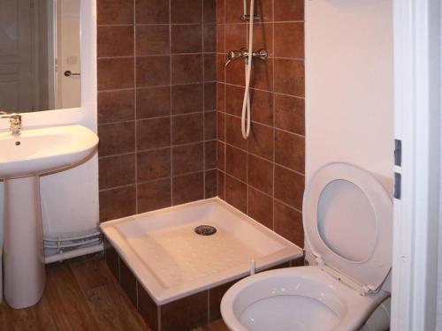 une salle de bain avec une douche avec des toilettes et un lavabo dans l'établissement Appartement 3 pièces, piscine, jacuzzi, 8 pers, Les Orres 1800 - FR-1-322-429, aux Orres