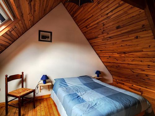 1 dormitorio con cama y techo de madera en Maison Crozon, 3 pièces, 4 personnes - FR-1-370-59, en Crozon
