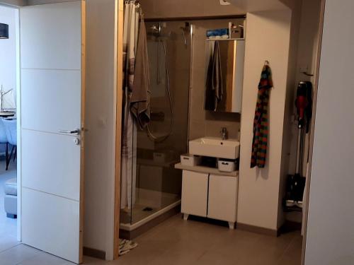 Photo de la galerie de l'établissement Appartement rénové 2 pièces, proche plage, parking inclus - FR-1-338-418, à Sète