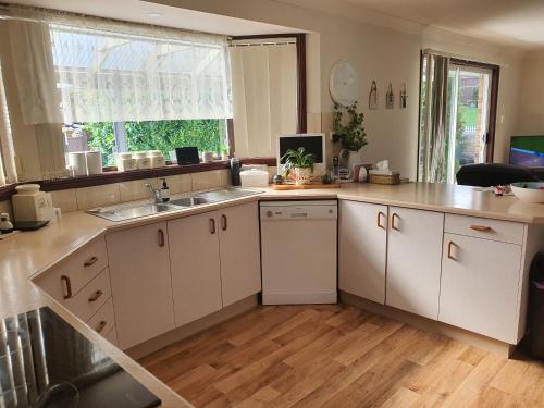 Kuchyň nebo kuchyňský kout v ubytování The Junction Estate COOL CALM COZY A Home N Host Property