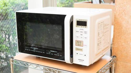 a microwave oven sitting on top of a shelf at Toyoko Inn JR Yokohama sen Sagamihara Ekimae in Sagamihara
