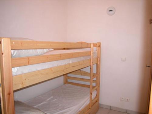 Bunk bed o mga bunk bed sa kuwarto sa Appartement Samoëns, 3 pièces, 8 personnes - FR-1-629-4