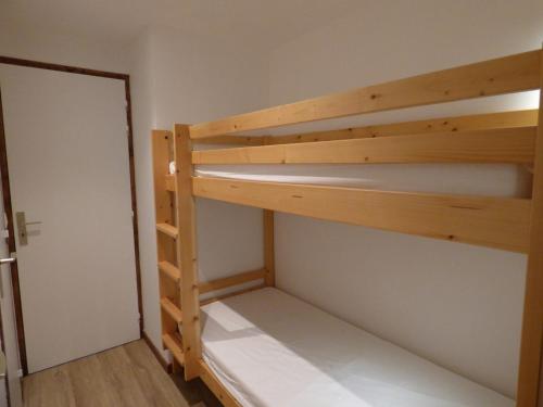 a room with two bunk beds and a door at Appartement Le Grand-Bornand, 6 pièces, 10 personnes - FR-1-458-135 in Le Grand-Bornand